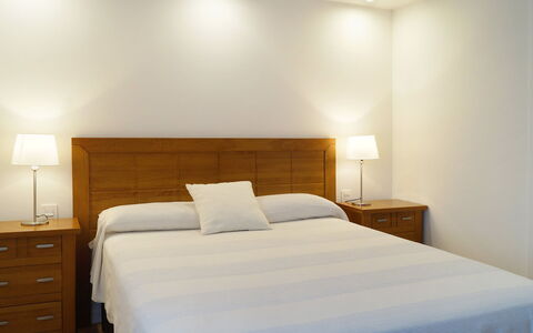 Fontanilla: Slaapkamer, Bed, Meubilair, Kamer, Laken, Bed Frame, Eigendom, Bedding, Interieur Ontwerp, Muur