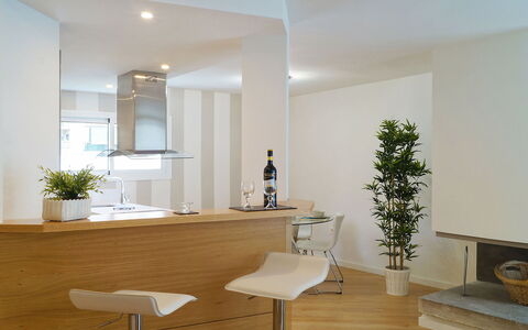 Fontanilla: Kamer, Eigendom, Interieur Ontwerp, Meubilair, Verdieping, Gebouw, Huis, Plafond, Architectuur, Muur