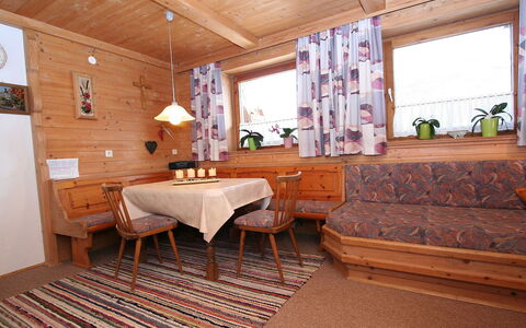 Aschau im Zillertal 320: Kamer, Eigendom, Meubilair, Gebouw, Interieur Ontwerp, Huis, Onroerend Goed, Verdieping, Tafel, Plafond
