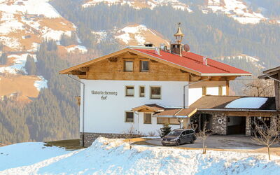 Aschau im Zillertal 320: Sneeuw, Gebouw, Berg, Eigendom, Venster, Wit, Azure, Huis, Helling, Verblijf