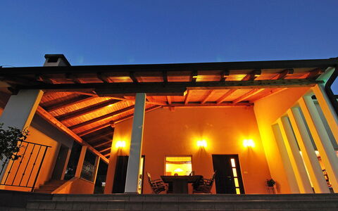 Vesna: Verlichting, Huis, Eigendom, Lucht, Huis, Onroerend Goed, Pergola, Gebouw, Architectuur, Dak