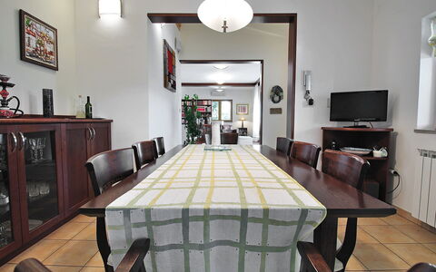 Vesna: Kamer, Eigendom, Eetkamer, Meubilair, Interieur Ontwerp, Tafel, Verdieping, Gebouw, Onroerend Goed, Plafond