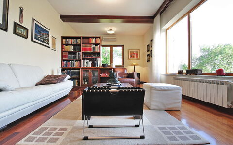 Vesna: Kamer, Woonkamer, Interieur Ontwerp, Verdieping, Eigendom, Houten Vloer, Meubilair, Laminaatvloer, Gebouw, Hardwood