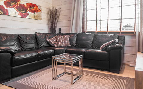 Villa Illi: Hout, Flooring, Verdieping, Houten Vloer, Meubilair, Bankstel, Interieur Ontwerp, Woonkamer, Hardwood