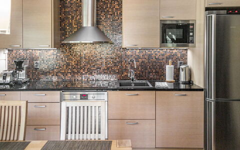 Villa Illi: Keuken, Toestel Van De Keuken, Countertop, Major Appliance, Interieur Ontwerp, Flooring, Cabinetry, Hout, Meubilair, Fornuis