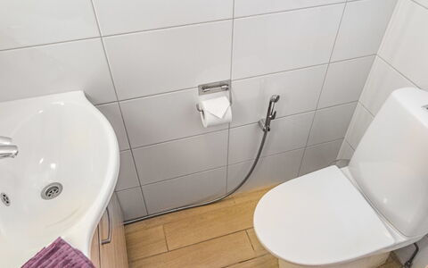 Villa Illi: Badkamer, Wc Bril, Toilet, Loodgieterswerkinrichting, Flooring, Wastafel In De Badkamer, Wit, Verdieping, Wastafel, Interieur Ontwerp
