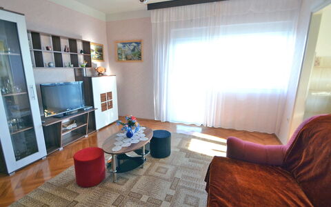Josip: Kamer, Eigendom, Meubilair, Woonkamer, Gebouw, Interieur Ontwerp, Verdieping, Huis, Onroerend Goed, Huis