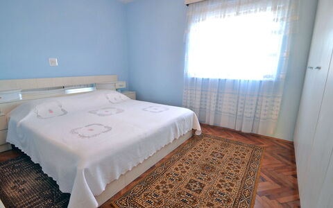 Josip: Slaapkamer, Bed, Kamer, Laken, Meubilair, Bedding, Eigendom, Bed Frame, Verdieping, Matras