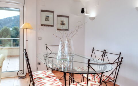 Fane: Kamer, Meubilair, Eigendom, Tafel, Interieur Ontwerp, Plafond, Eetkamer, Stoel, Huis, Gebouw