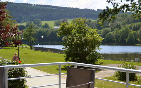 Les Terrasses du Lac: Water, Fabriek, Wolk, Lucht, Groen, Boom, Natuurlijk Landschap, Meer, Hek, Land Lot