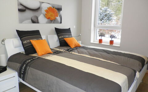 Les Terrasses du Lac: Slaapkamer, Bed, Laken, Bedding, Meubilair, Kamer, Oranje, Bed Frame, Dekbedovertrek, Eigendom