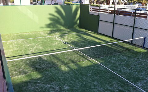 Marenia: Gras, Sportplaats, Eigendom, Gazon, Tennisbaan, Kunstgras, Netto, Fabriek, Onroerend Goed, Flooring