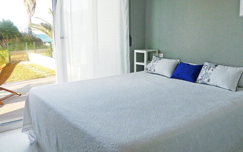Marenia: Slaapkamer, Bed, Bedding, Laken, Eigendom, Meubilair, Matras, Kamer, Bed Frame, Dekbedovertrek