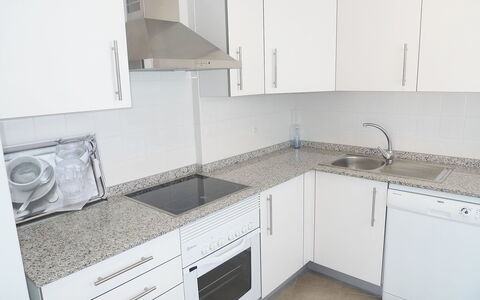 Marenia: Countertop, Eigendom, Kamer, Keuken, Cabinetry, Meubilair, Huis, Verdieping, Onroerend Goed, Tegel