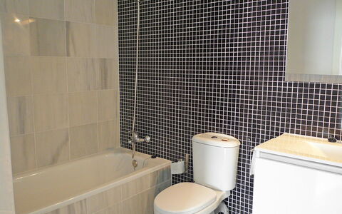 Marenia: Badkamer, Tegel, Eigendom, Kamer, Muur, Verdieping, Toilet, Ceramic, Loodgieterswerkinrichting, Architectuur