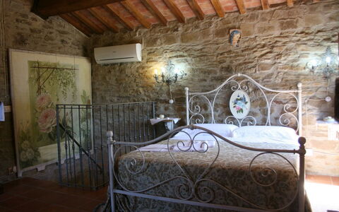 La Casina del Bosco: Slaapkamer, Kamer, Eigendom, Bed Frame, Bed, Gebouw, Meubilair, Interieur Ontwerp, Huis, Laken