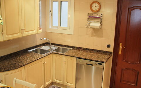 Pg Gracia - Valencia: Countertop, Kamer, Cabinetry, Eigendom, Meubilair, Keuken, Wastafel, Beits, Gootsteen, Verdieping