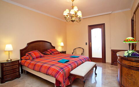 Pg Gracia - Valencia: Slaapkamer, Meubilair, Kamer, Bed, Eigendom, Bed Frame, Laken, Interieur Ontwerp, Verdieping, Gebouw