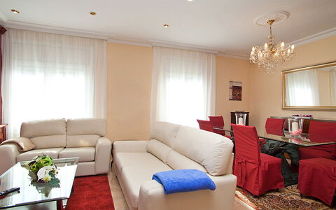 Pg Gracia - Valencia: Kamer, Meubilair, Woonkamer, Eigendom, Interieur Ontwerp, Gebouw, Verdieping, Onroerend Goed, Tafel, Muur
