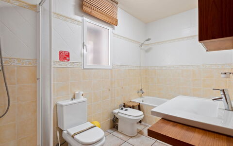 Mirada al Sol: Loodgieterswerkinrichting, Flooring, Wc Bril, Badkamer, Verdieping, Toilet, Wastafel, Interieur Ontwerp, Kraan, Loodgieter