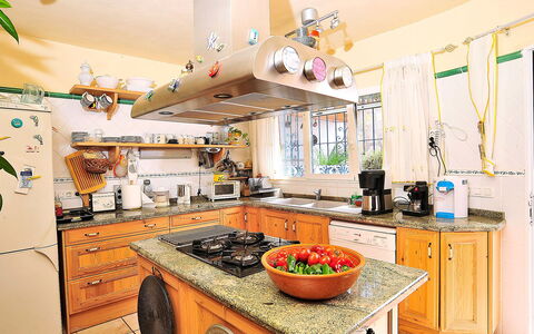 Mirada al Sol: Countertop, Keuken, Kamer, Eigendom, Interieur Ontwerp, Geel, Cabinetry, Huis, Meubilair, Gebouw