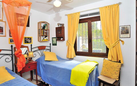 Mirada al Sol: Bed, Slaapkamer, Meubilair, Kamer, Eigendom, Interieur Ontwerp, Laken, Geel, Bed Frame, Oranje