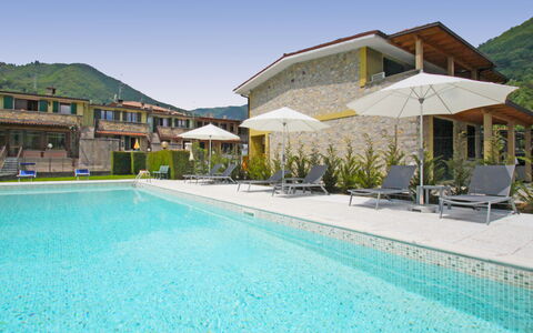 Lago D'Idro 100: Water, Lucht, Fabriek, Eigendom, Zwembad, Azure, Gebouw, Buitenmeubels, Stoel, Paraplu