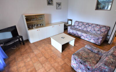 Elettra 100.9: Fotolijst, Gebouw, Hout, Tafel, Woonkamer, Interieur Ontwerp, Bankstel, Architectuur, Verdieping, Flooring