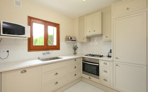 Mas Rovira 8: Kamer, Eigendom, Meubilair, Cabinetry, Keuken, Interieur Ontwerp, Countertop, Geel, Gebouw, Huis