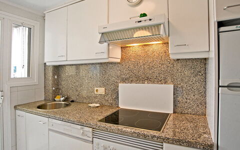 Golden Life: Countertop, Kamer, Cabinetry, Eigendom, Keuken, Meubilair, Tegel, Interieur Ontwerp, Gebouw, Verdieping