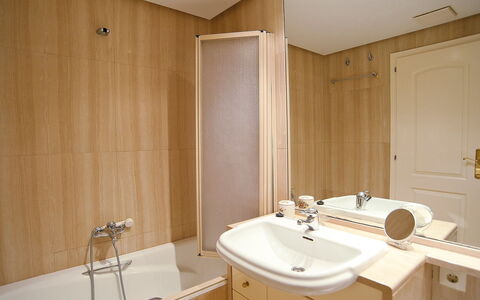 Golden Life: Badkamer, Kamer, Eigendom, Interieur Ontwerp, Wastafel, Kraan, Muur, Wastafel In De Badkamer, Loodgieterswerkinrichting, Gebouw
