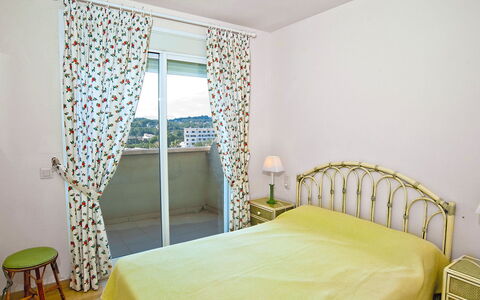 Golden Life: Slaapkamer, Kamer, Bed, Eigendom, Meubilair, Bed Frame, Interieur Ontwerp, Muur, Laken, Gebouw