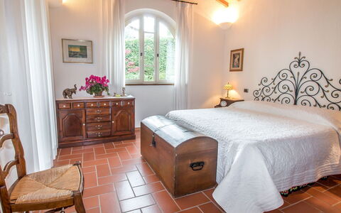 Olindia: Slaapkamer, Kamer, Meubilair, Eigendom, Bed, Bed Frame, Laken, Interieur Ontwerp, Gebouw, Verdieping