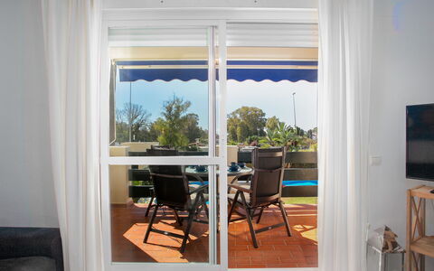 Lorcrimar: Interieur Ontwerp, Glas, Stoel, Venster Behandeling, Raambekleding, Schaduw, Balkon, Eco Hotel, Beits, Gordijn
