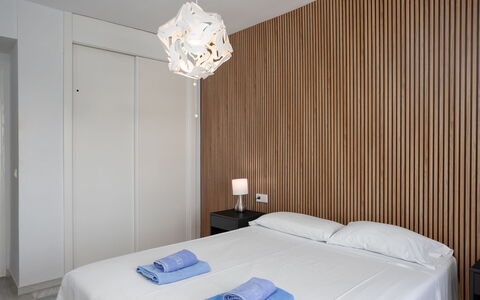 Lorcrimar: Interieur Ontwerp, Muur, Hout, Slaapkamer, Verdieping, Flooring, Meubilair, Bed, Plafond, Textiel