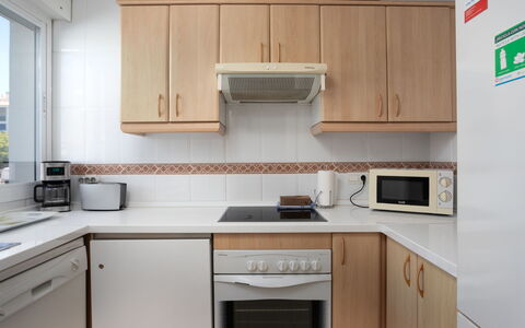 Lorcrimar: Keuken, Countertop, Toestel Van De Keuken, Major Appliance, Cabinetry, Meubilair, Gootsteen, Fornuis, Interieur Ontwerp, Flooring