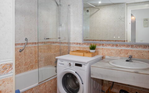 Lorcrimar: Loodgieterswerkinrichting, Wastafel In De Badkamer, Interieur Ontwerp, Wastafel, Flooring, Badkamer, Verdieping, Kraan, Badkamerkast, Countertop