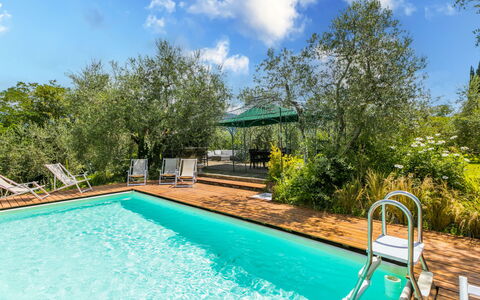 Villa Vittoria: Water, Wolk, Fabriek, Lucht, Eigendom, Zwembad, Azure, Gebouw, Boom, Zwemwater