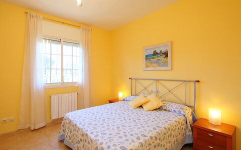 Marina: Slaapkamer, Bed, Meubilair, Kamer, Laken, Eigendom, Verdieping, Bed Frame, Bedding, Interieur Ontwerp