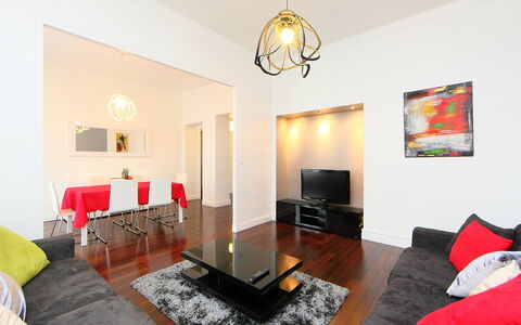 Villa Chalmette: Kamer, Eigendom, Meubilair, Interieur Ontwerp, Woonkamer, Plafond, Gebouw, Geel, Verdieping, Huis