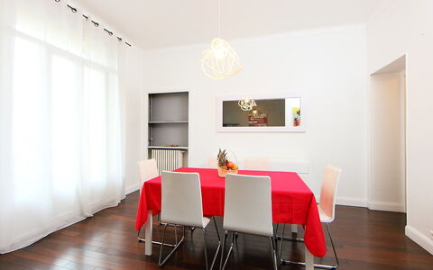 Villa Chalmette: Kamer, Meubilair, Eetkamer, Interieur Ontwerp, Eigendom, Verdieping, Rood, Houten Vloer, Laminaatvloer, Gebouw