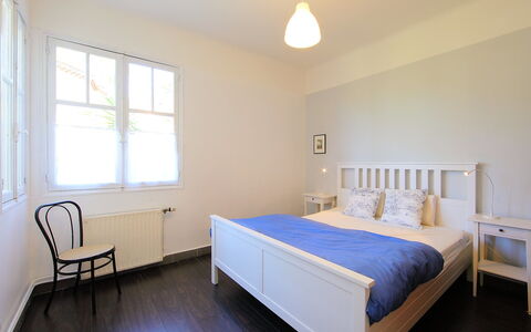 Villa Esmeralda: Slaapkamer, Bed, Meubilair, Kamer, Eigendom, Laken, Bed Frame, Verdieping, Interieur Ontwerp, Gebouw