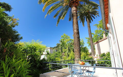 Villa Esmeralda: Lucht, Fabriek, Dag, Eigendom, Gebouw, Azure, Boom, Arecales, Schaduw, Woody Plant