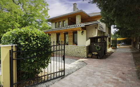Villa Mediterran: Gebouw, Huis, Woongebied, Huis, Architectuur, Struik, Deur, Verblijf, Landgoed, Steen