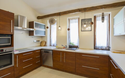 Villa Mediterran: Meubilair, Keuken, Flooring, Countertop, Cabinetry, Interieur Ontwerp, Hout, Verdieping, Toestel Van De Keuken, Huis