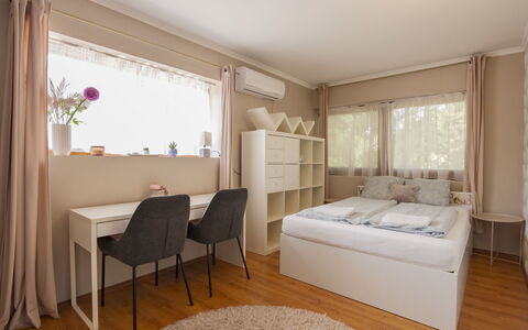 Villa Mediterran: Meubilair, Interieur Ontwerp, Bed, Hout, Verdieping, Slaapkamer, Kamer, Flooring, Plafond, Textiel