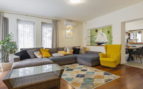 Villa Mediterran: Meubilair, Interieur Ontwerp, Bankstel, Flooring, Verdieping, Muur, Woonkamer, Kamer, Plafond, Tafel