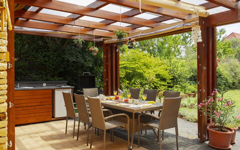 Villa Mediterran: Hout, Meubilair, Buitenmeubels, Buitentafel, Tuin, Beits, Schaduw, Pergola, Patio, Straal