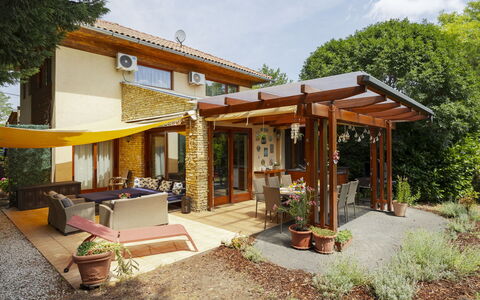 Villa Mediterran: Hout, Huis, Huis, Deur, Dak, Schaduw, Veranda, Verblijf, Meubilair