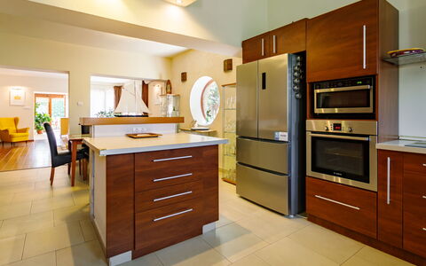 Villa Mediterran: Cabinetry, Eigendom, Lade, Countertop, Ladenkast, Hout, Gebouw, Tafel, Interieur Ontwerp, Flooring